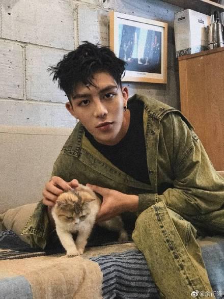 卷毛男网红吃瓜,揭秘娱乐圈幕后真相